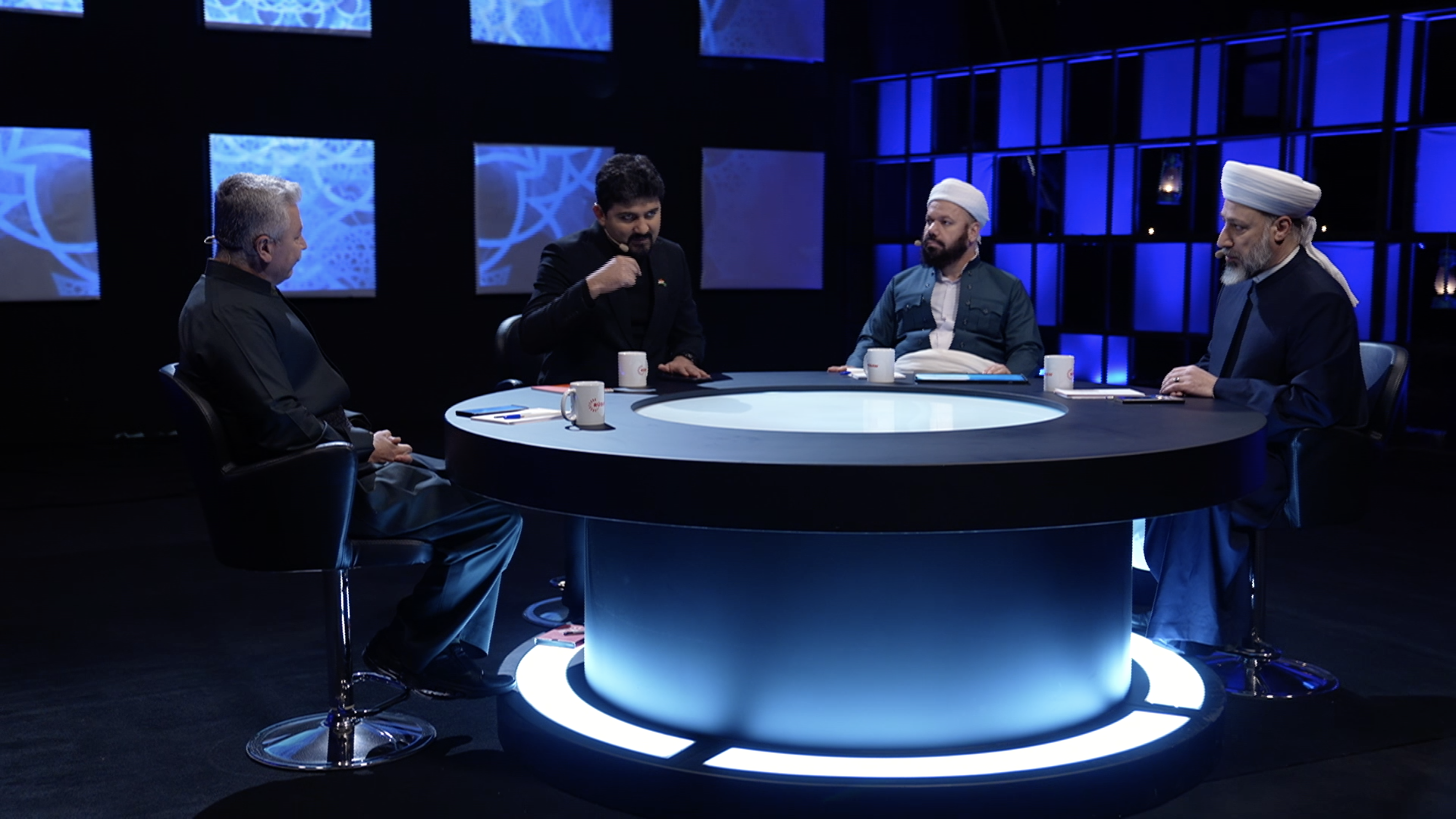 عیبادەت لەبەردەم کامێرا